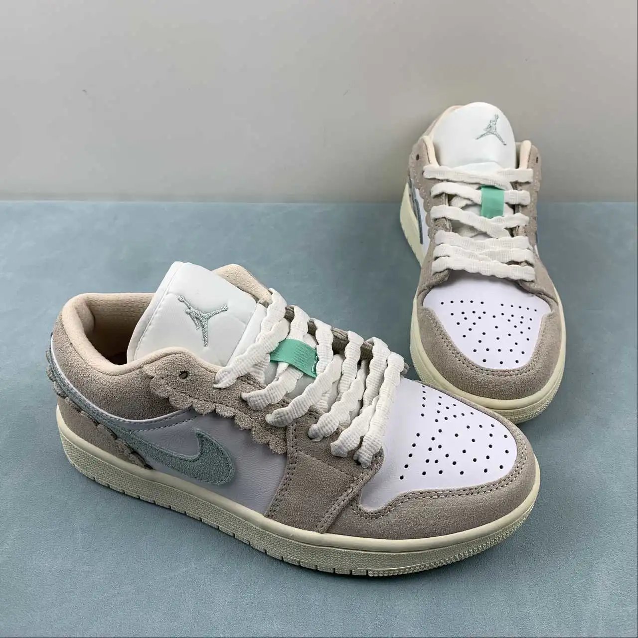 Air Jordan 1 Low DZ5356-800 thumbnail 2