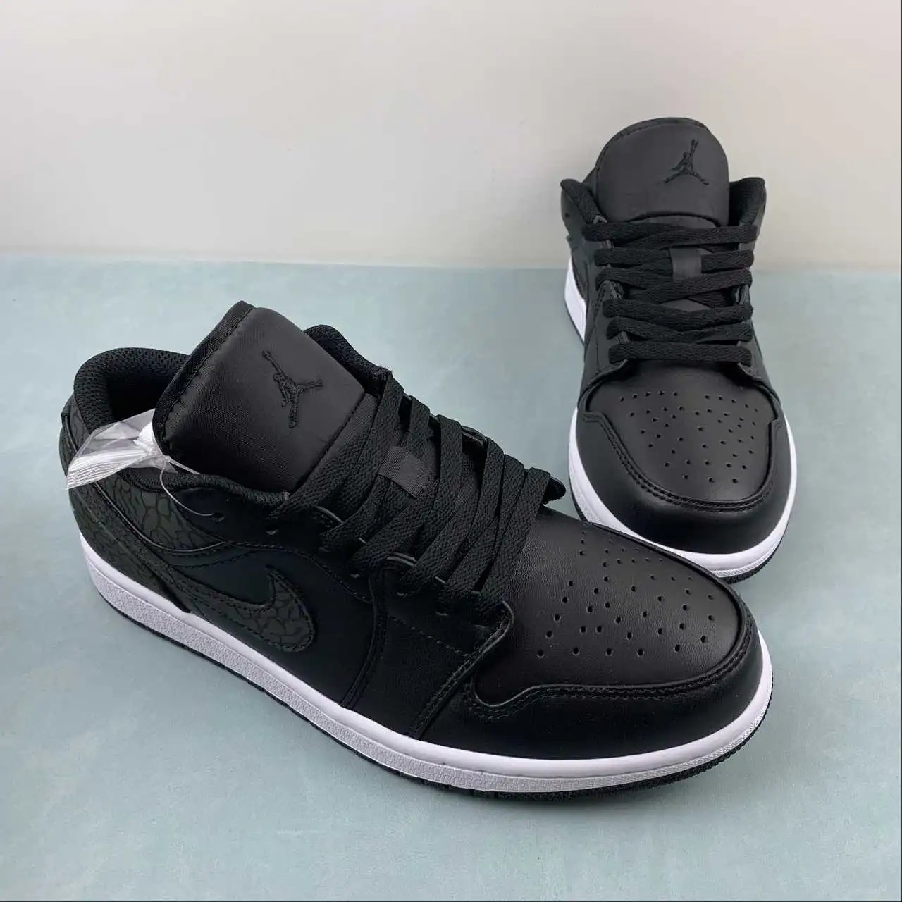 Air Jordan 1 Low FB9907-001 thumbnail 2