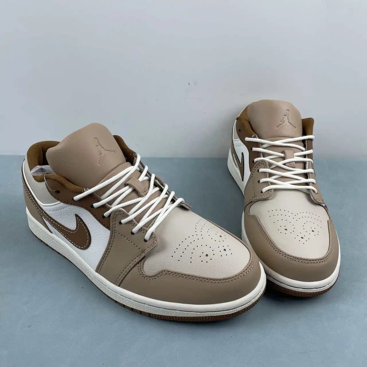 Air Jordan 1 Low HF5753-221 thumbnail 2