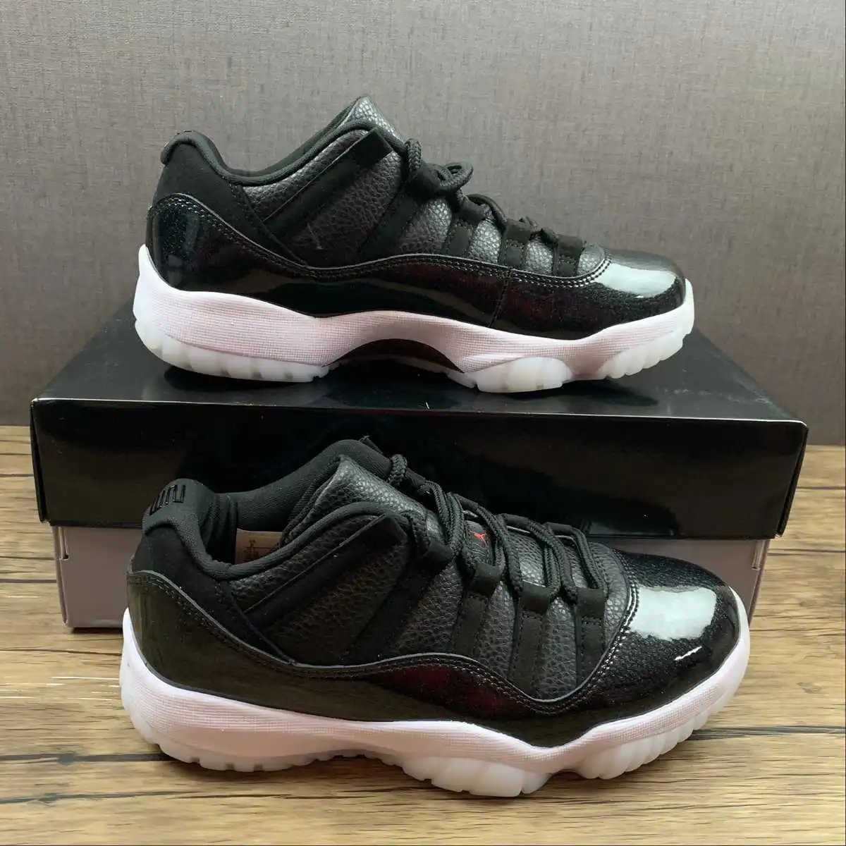 Air Jordan 11 AV2187-001