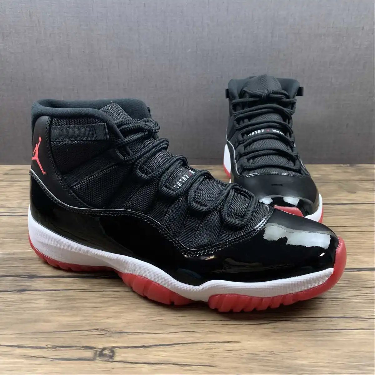 Air Jordan 11 378037-061 thumbnail 2
