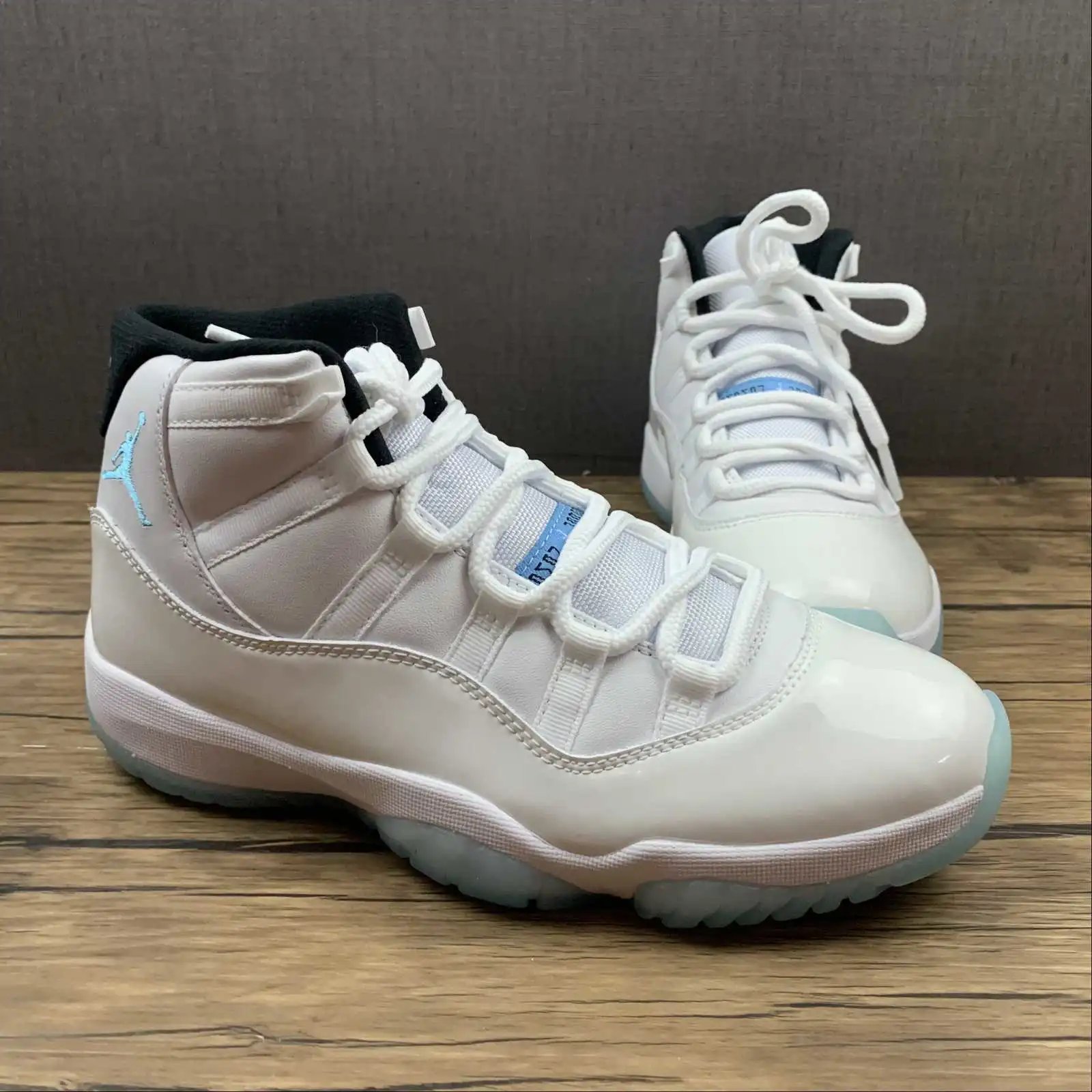 Air Jordan 11 378037-117 thumbnail 2