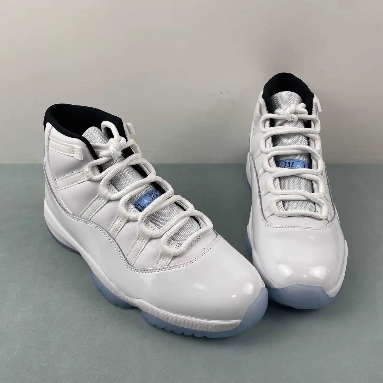 Air Jordan 11 CT8012-104 thumbnail 2