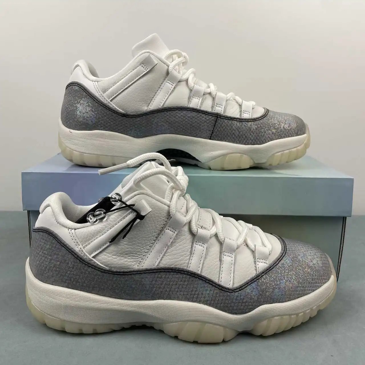 Air Jordan 11 HQ7000-001