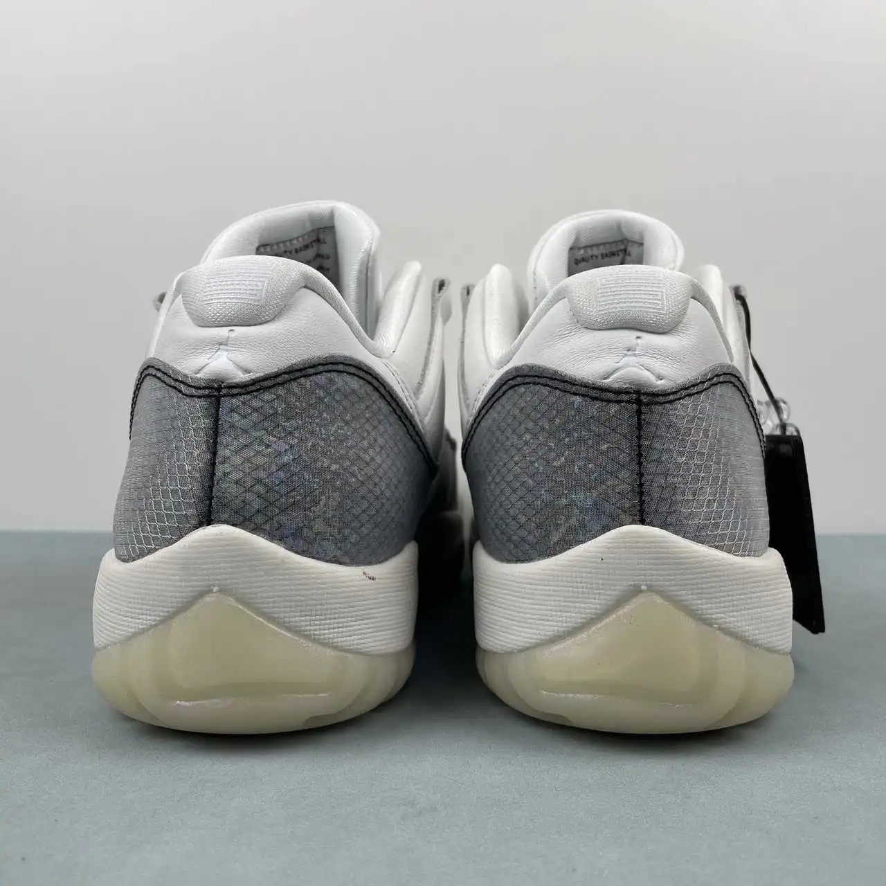 Air Jordan 11 HQ7000-001 thumbnail 3
