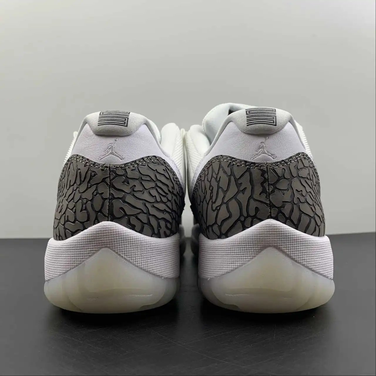 Air Jordan 11 AV2187-140 thumbnail 4