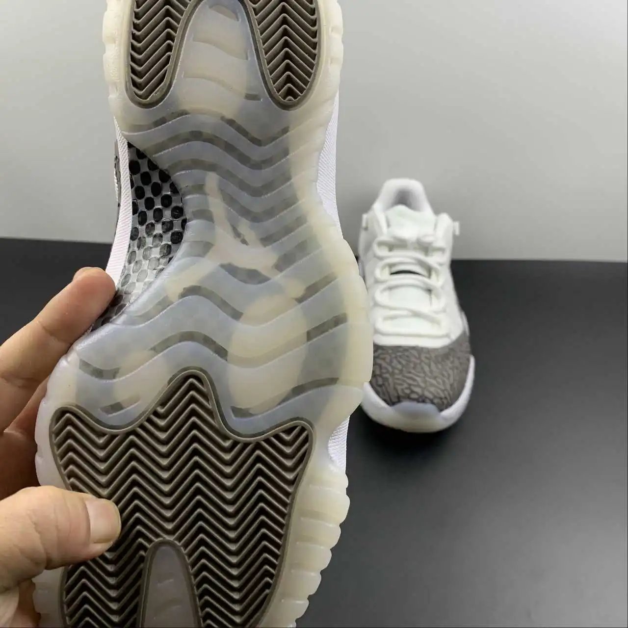 Air Jordan 11 AV2187-140 10