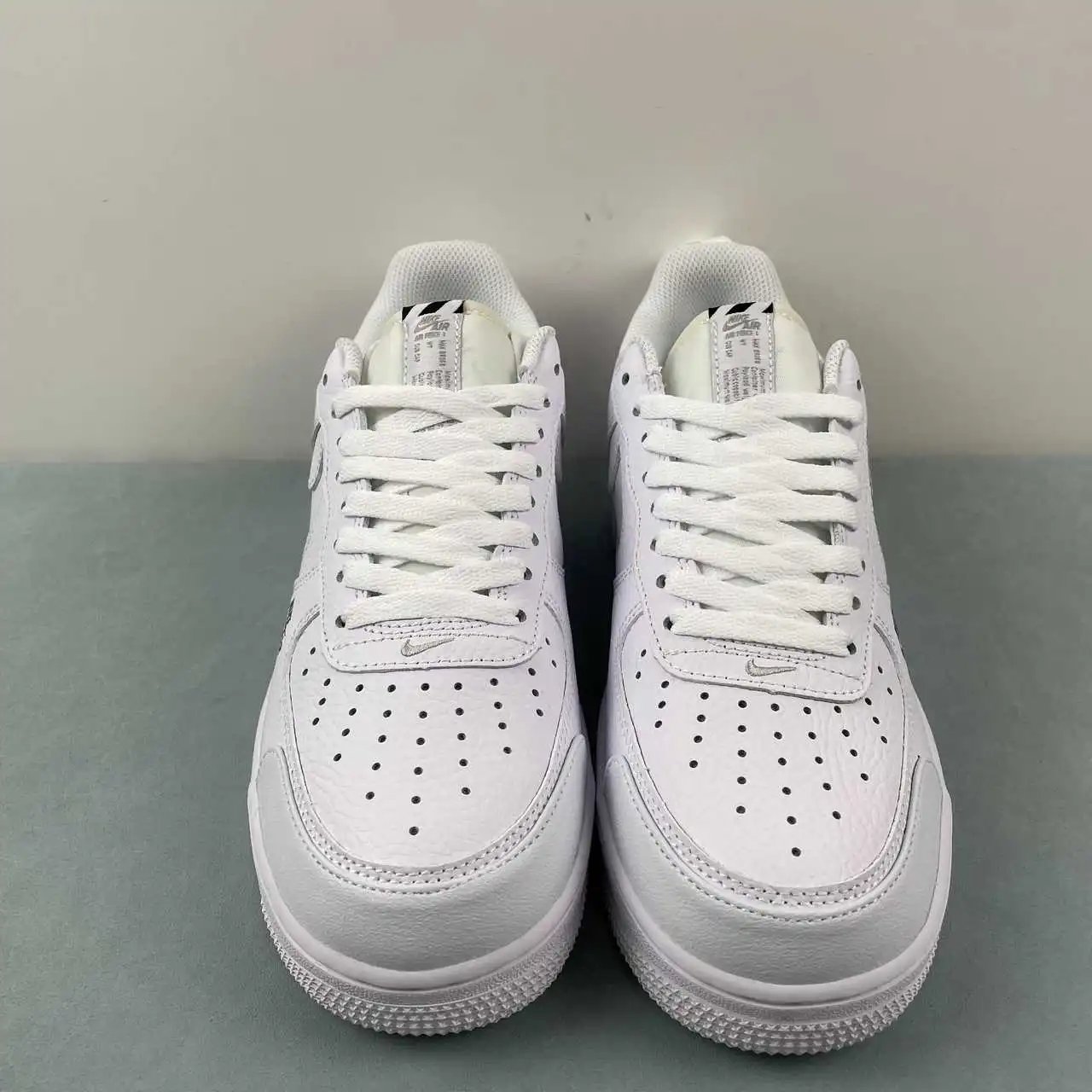 Nike Air Force 1 CV3039-100 thumbnail 3