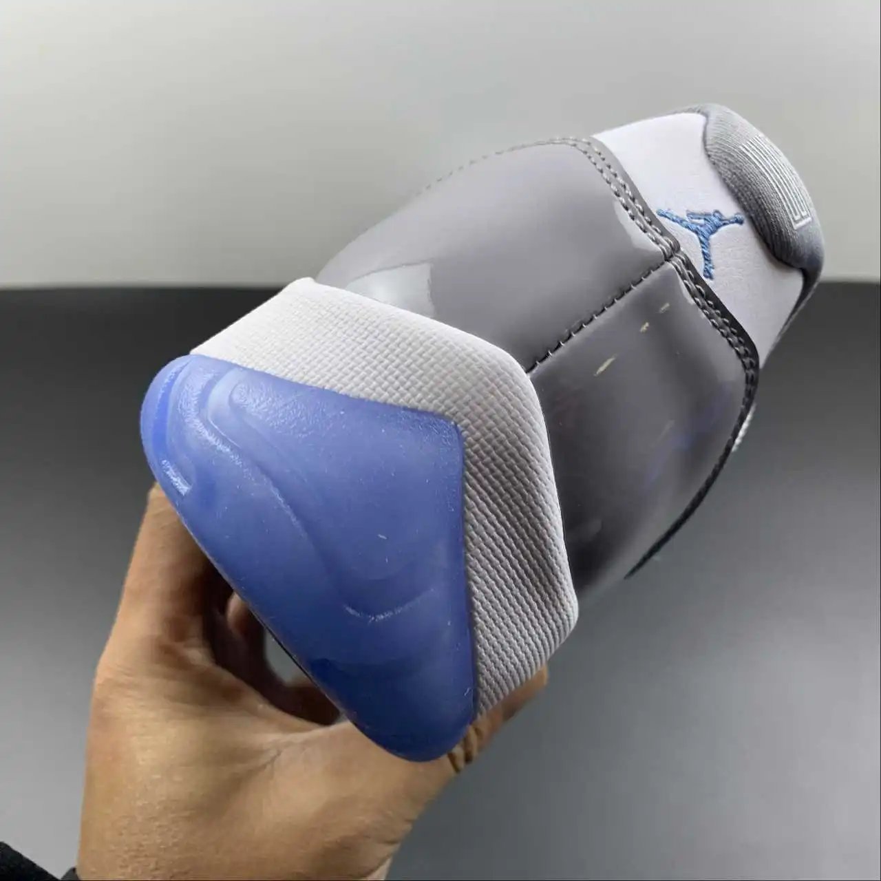 Air Jordan 11 AV2187-140 9