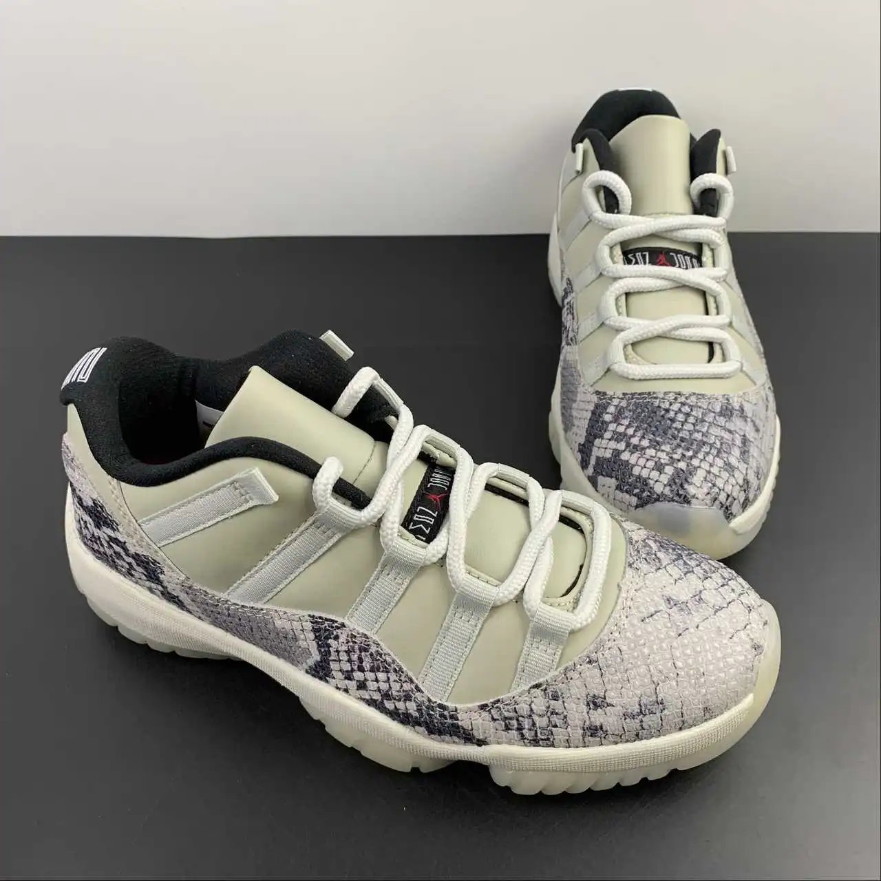 Air Jordan 11 CD6846-002 thumbnail 2