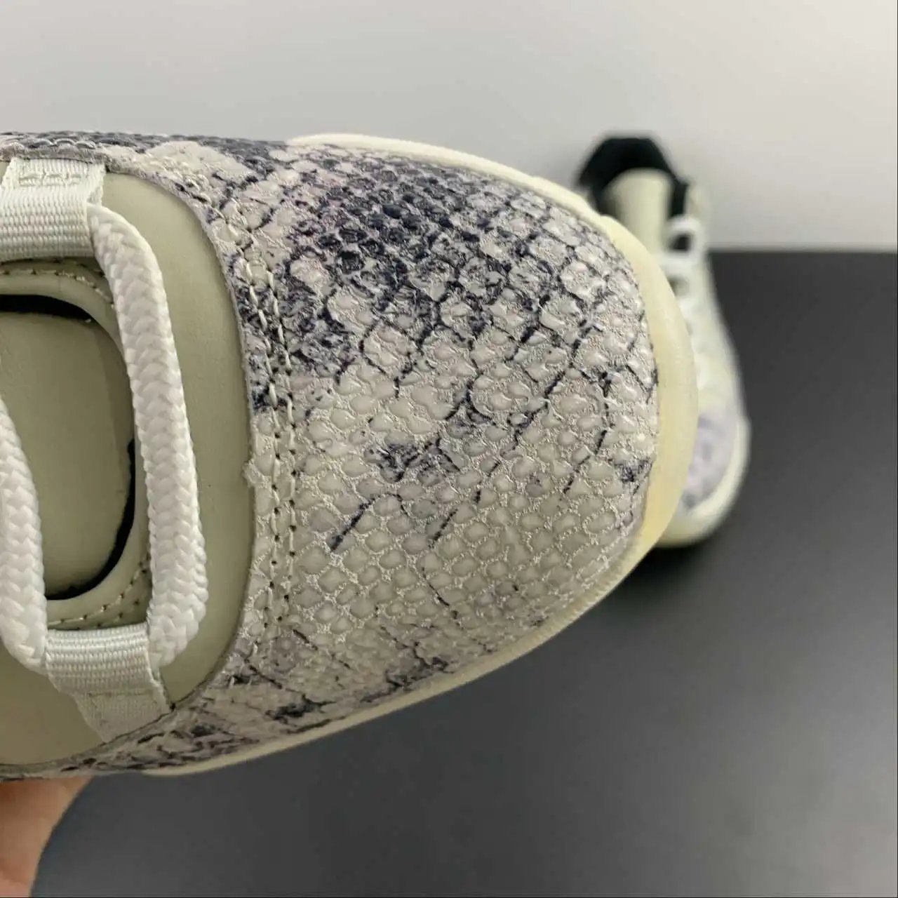 Air Jordan 11 CD6846-002 7