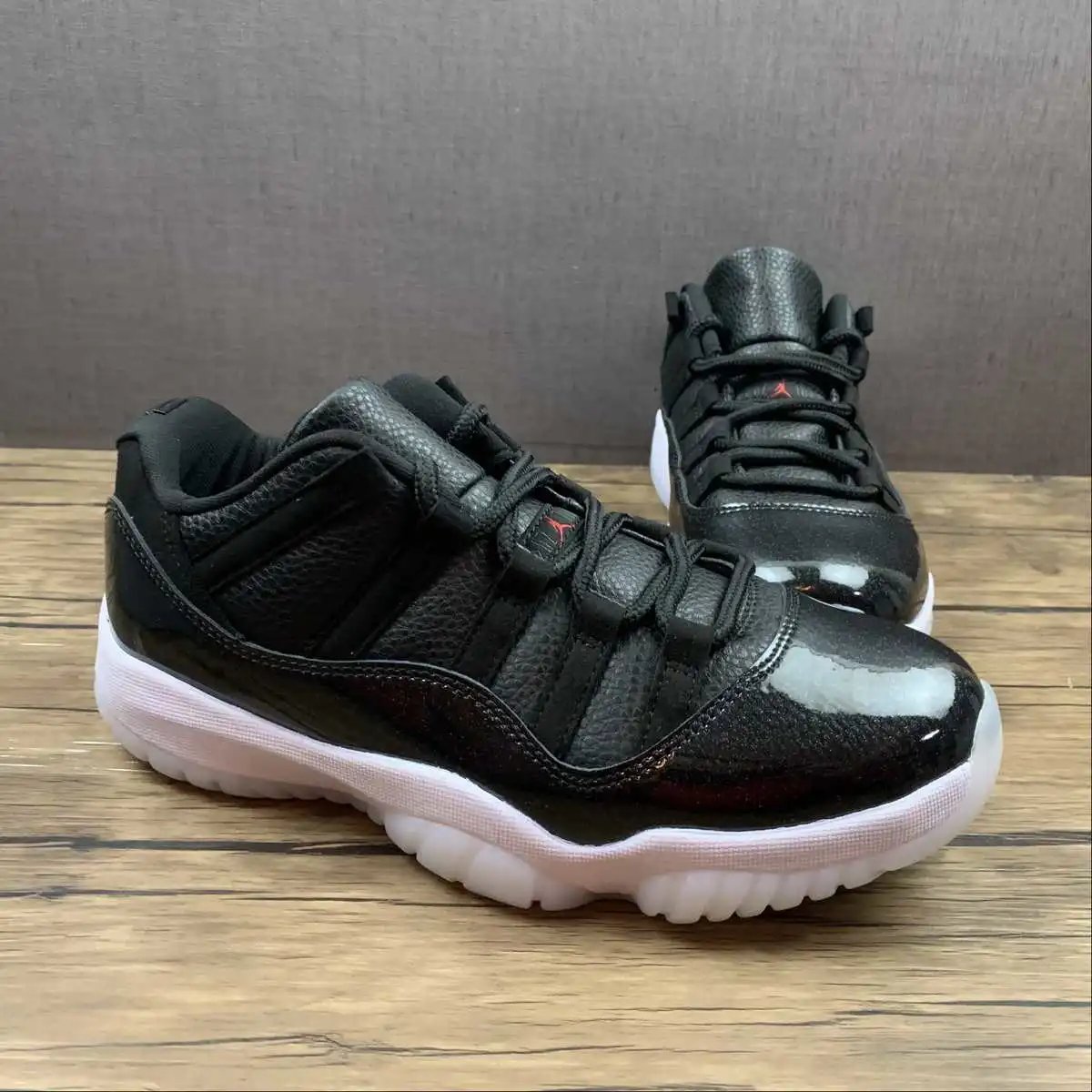 Air Jordan 11 AV2187-001 thumbnail 2