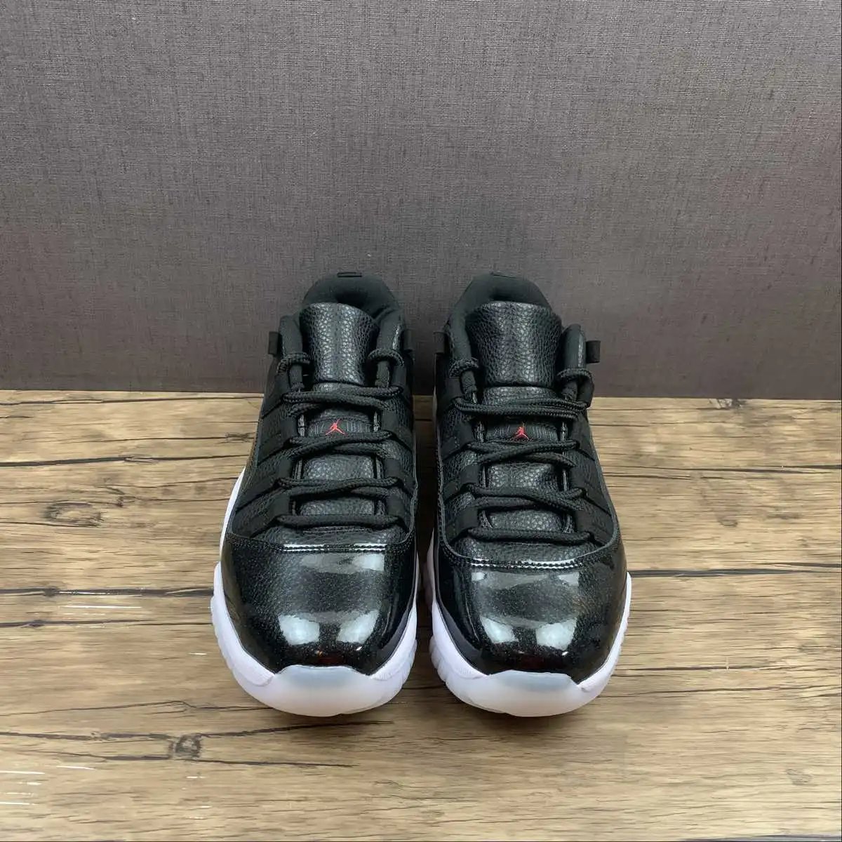 Air Jordan 11 AV2187-001 thumbnail 3
