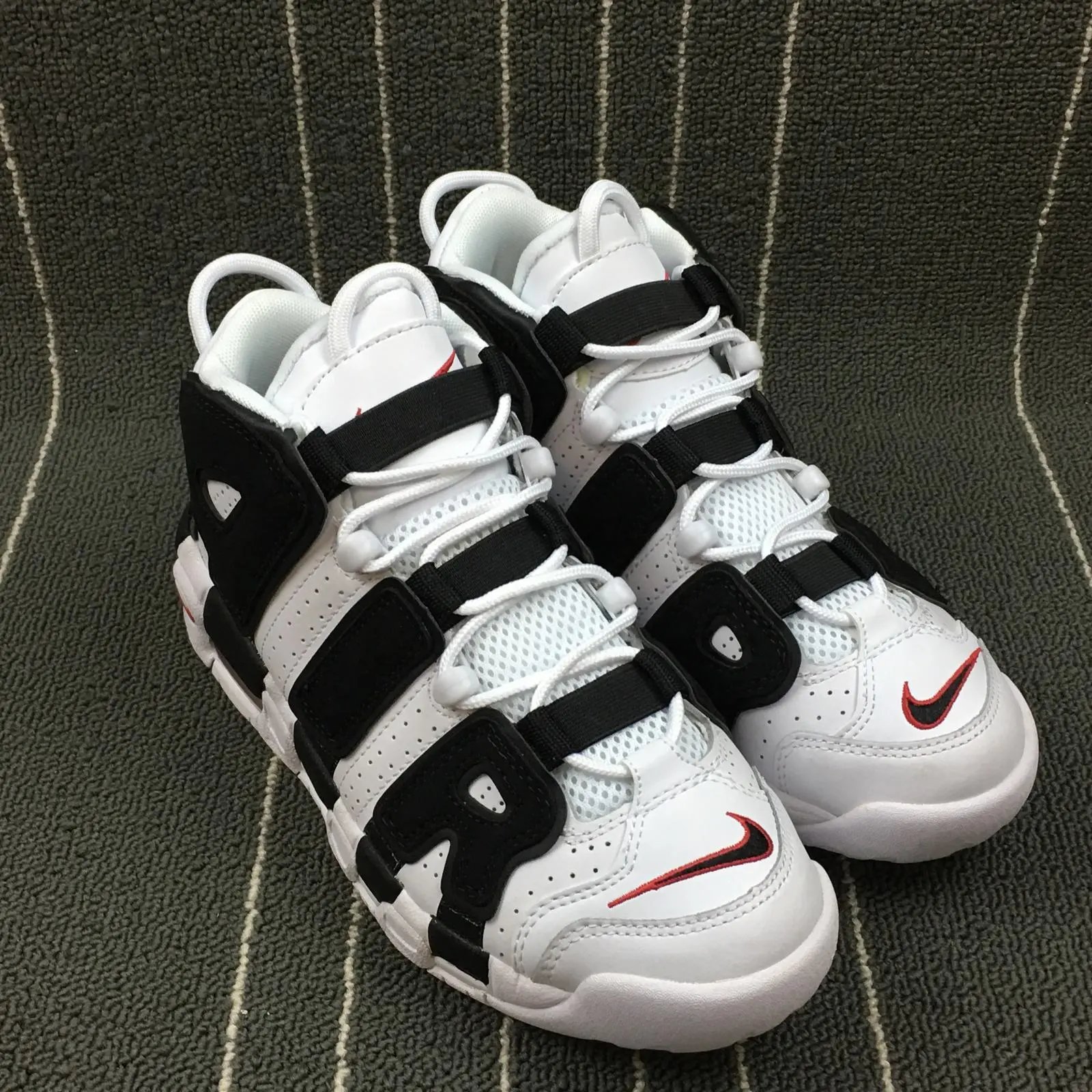 Nike Air More Uptempo Black White Red thumbnail 2