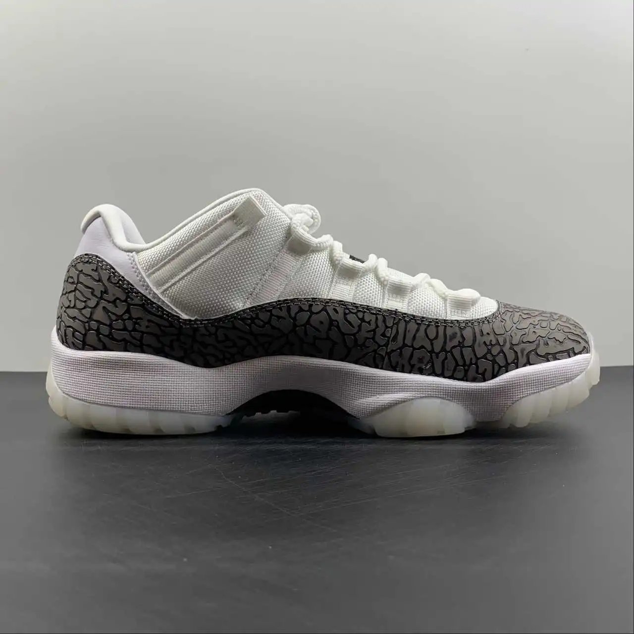 Air Jordan 11 AV2187-140 5