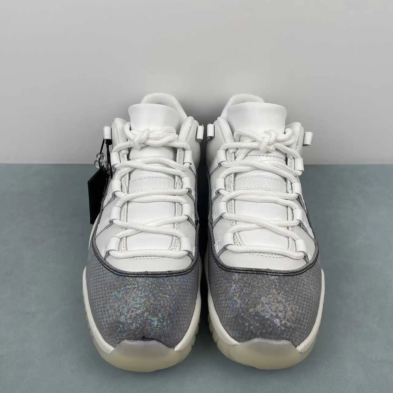 Air Jordan 11 HQ7000-001 thumbnail 4
