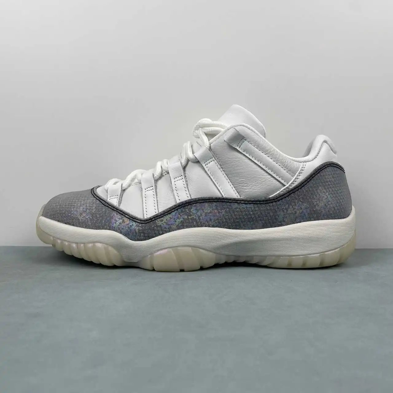 Air Jordan 11 HQ7000-001 6