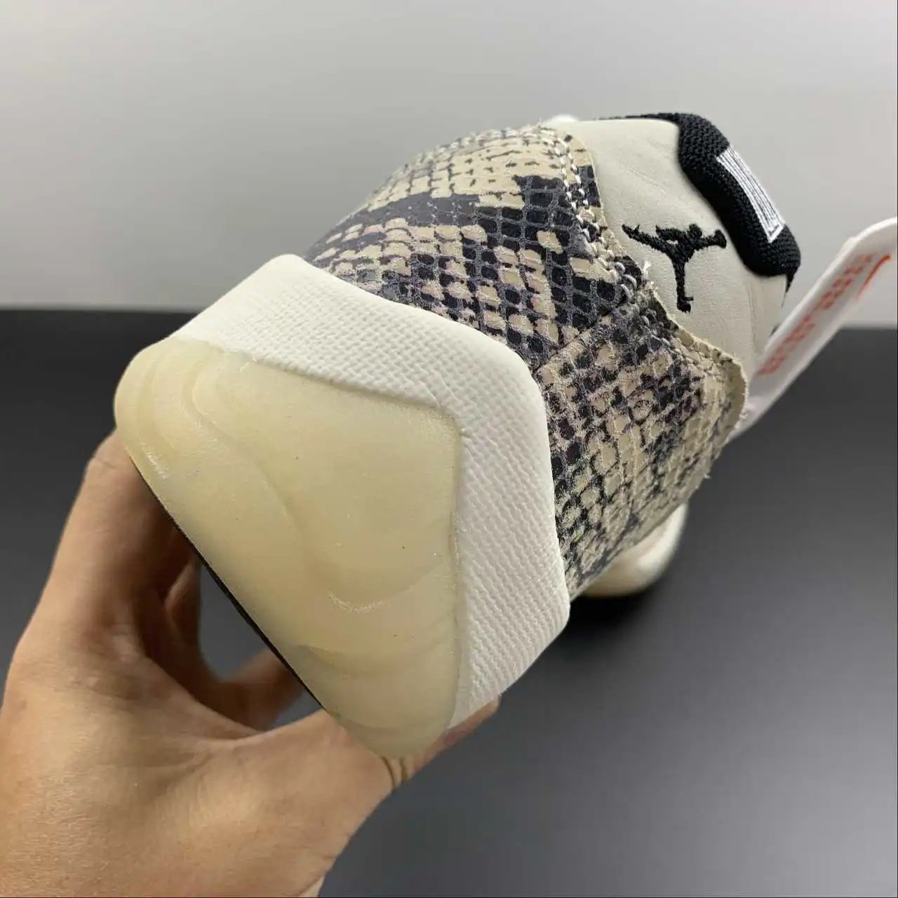 Air Jordan 11 CD6846-002 10