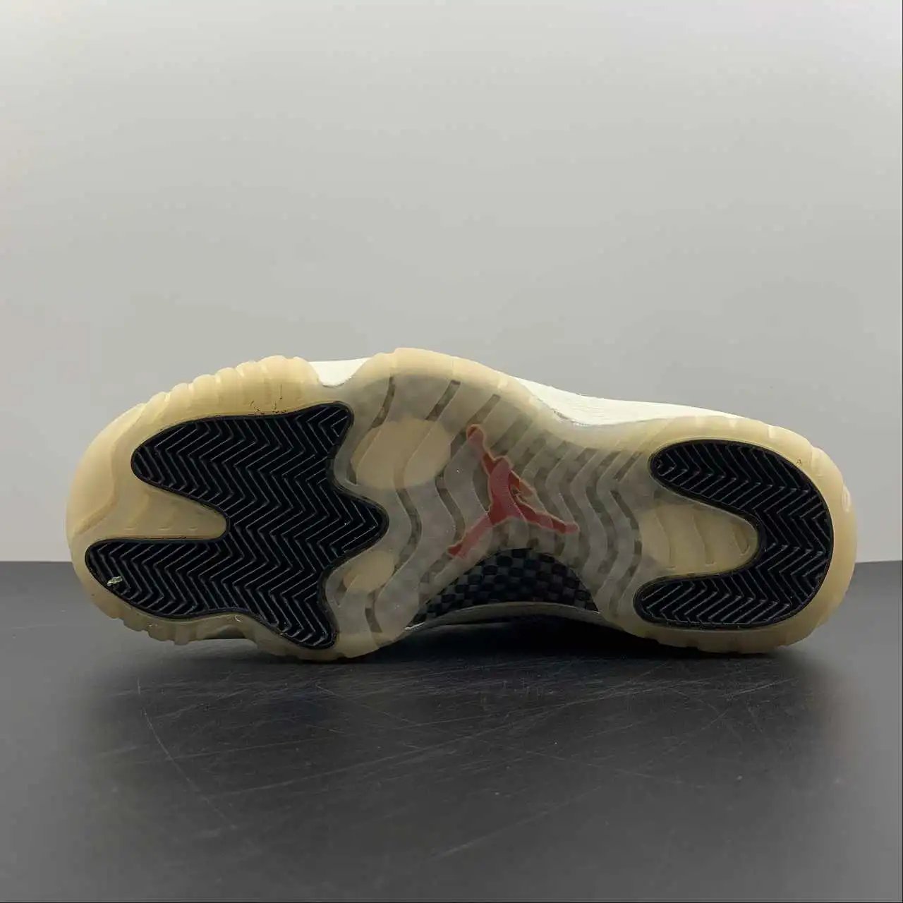 Air Jordan 11 CD6846-002 12