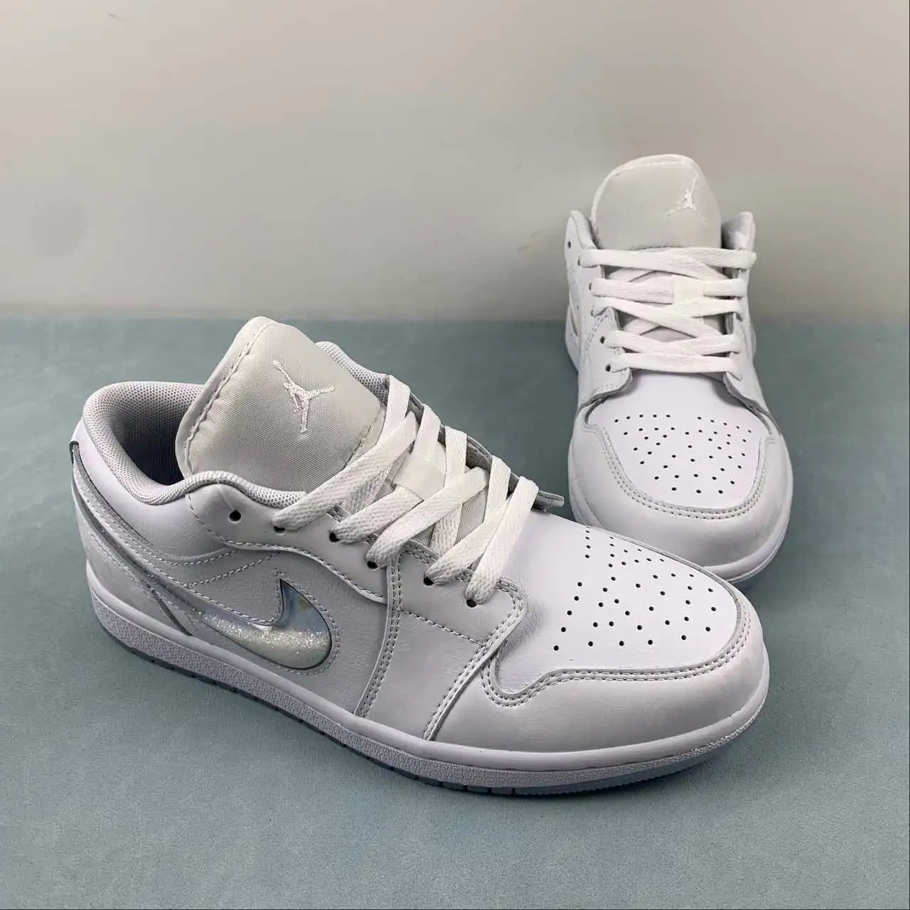 Air Jordan 1 Low FQ9112-100 thumbnail 2