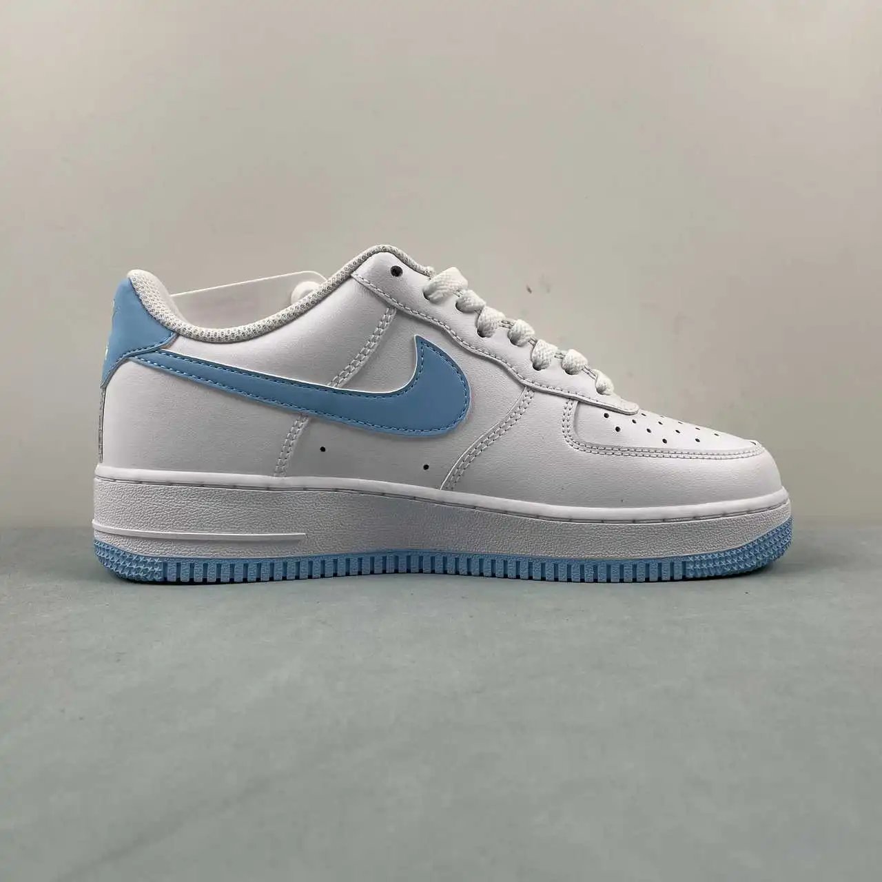 Nike Air Force 1 FQ4296-100 thumbnail 4