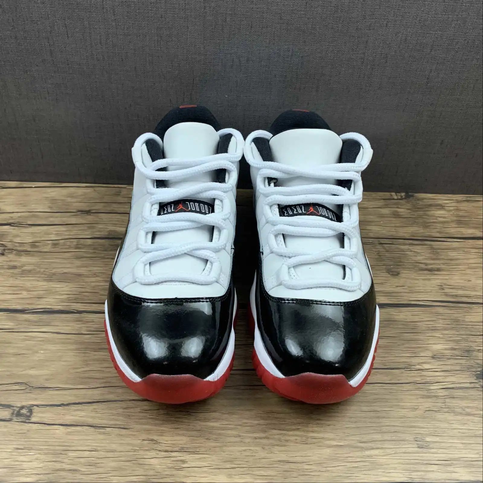 Air Jordan 11 AV2187-160 thumbnail 3