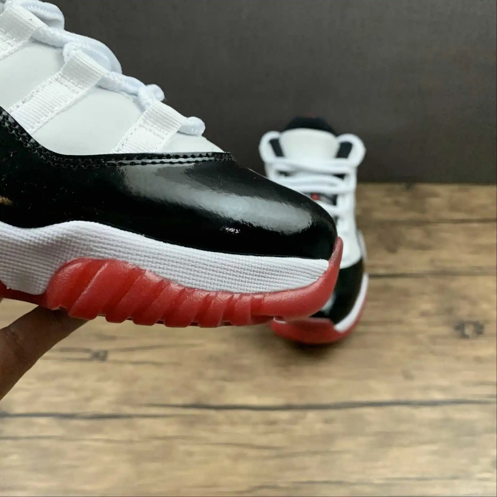 Air Jordan 11 AV2187-160 7
