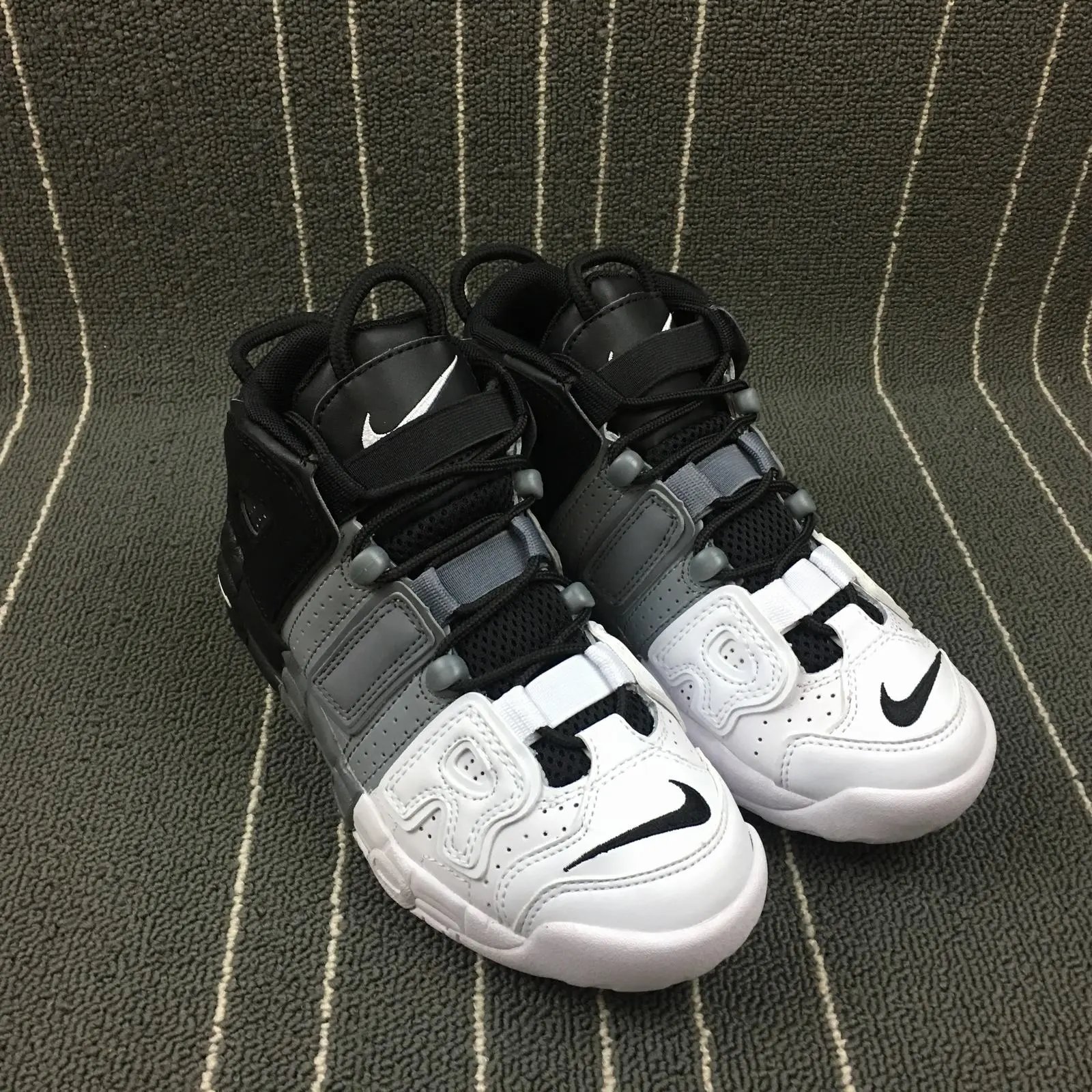 Nike Air More Uptempo Black White Grey thumbnail 2