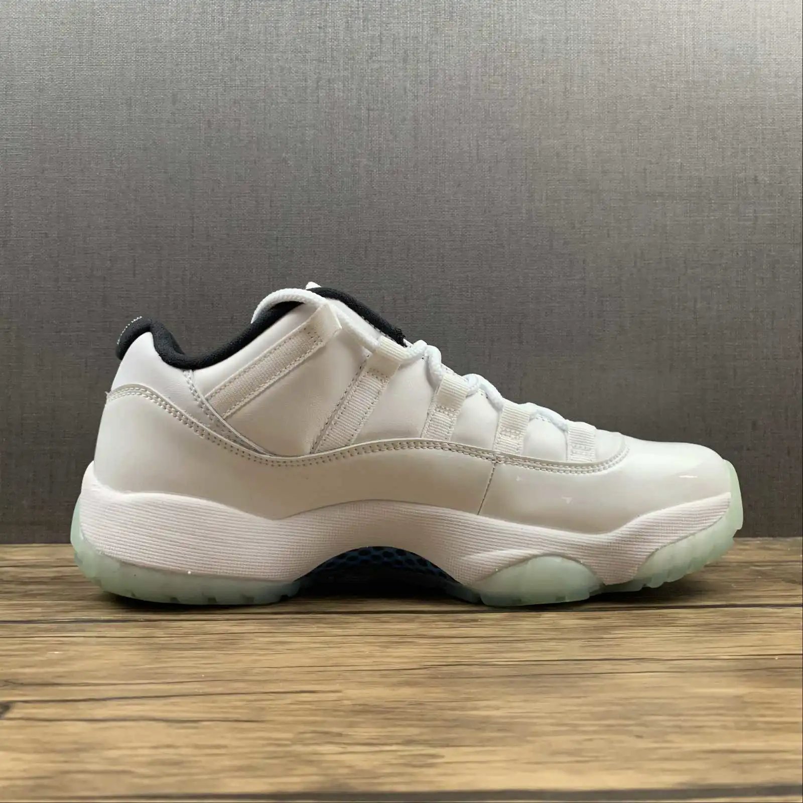 Air Jordan 11 528896-117 5