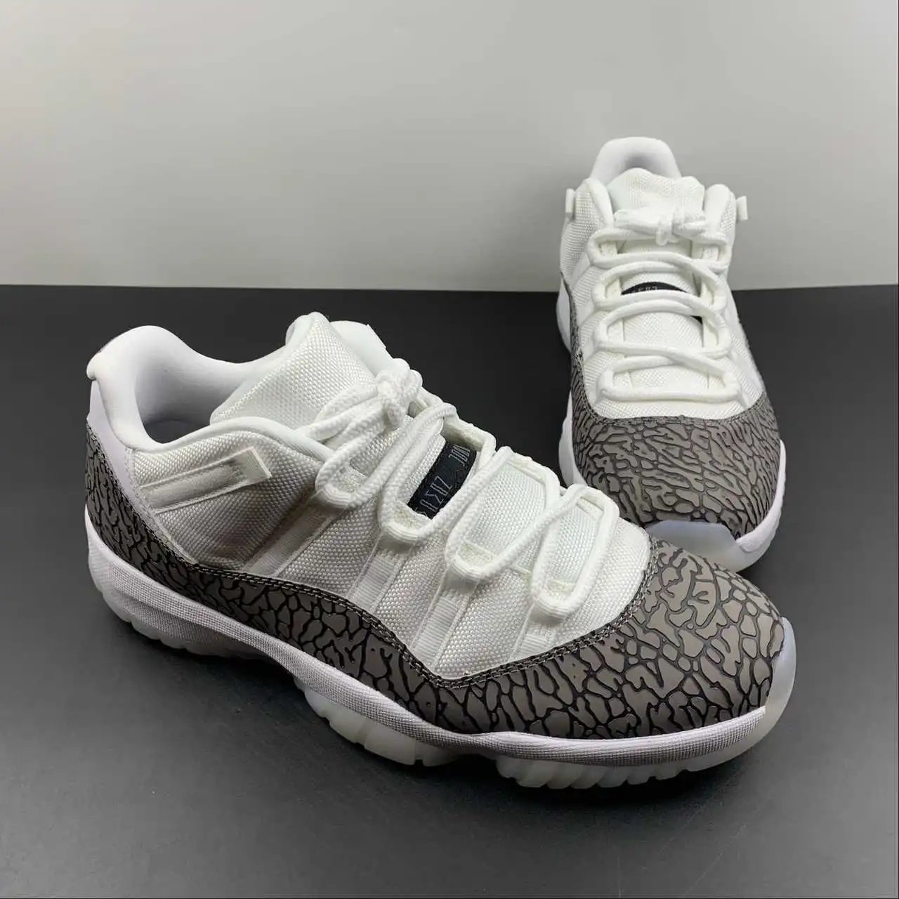 Air Jordan 11 AV2187-140 thumbnail 2