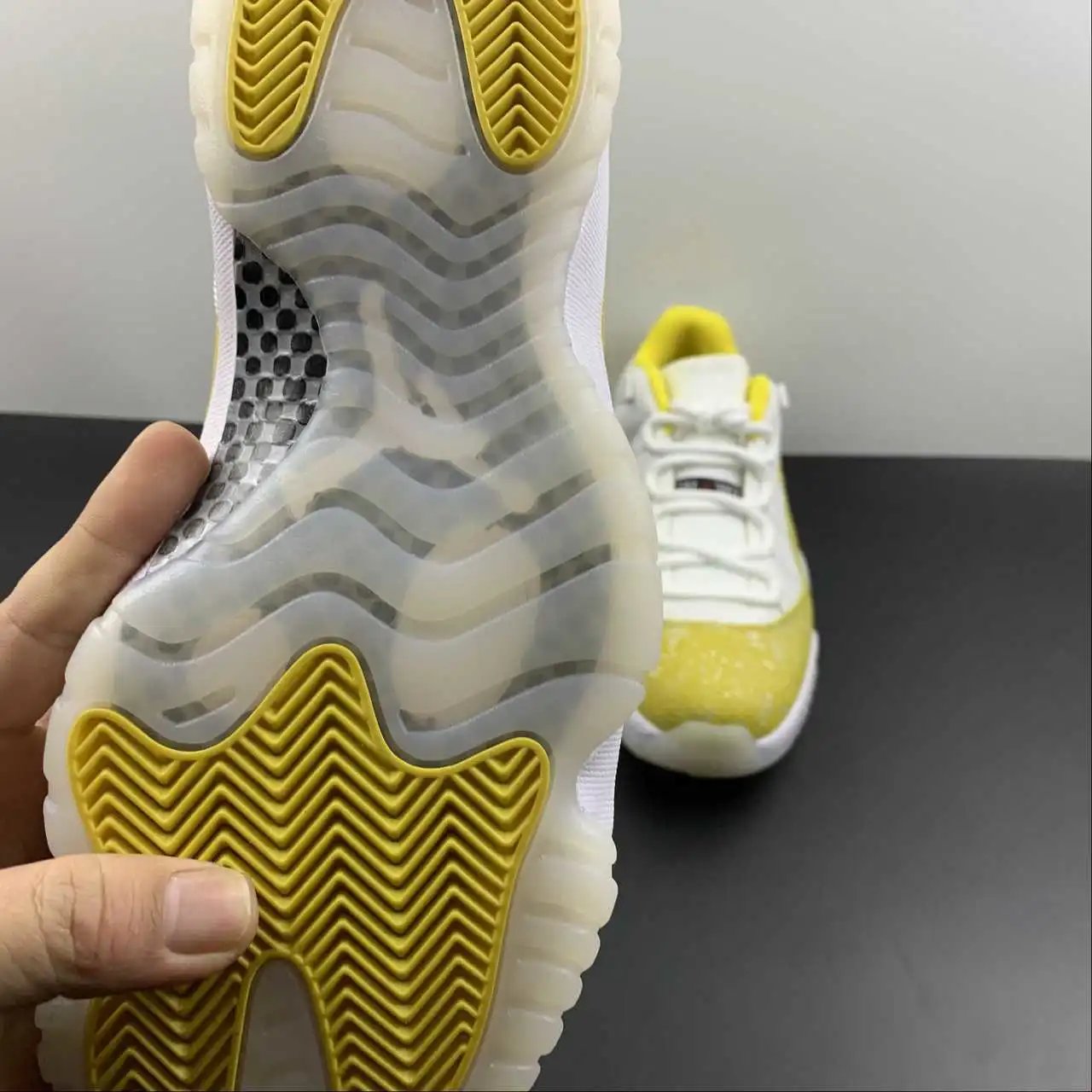 Air Jordan 11 AH7860-107 10