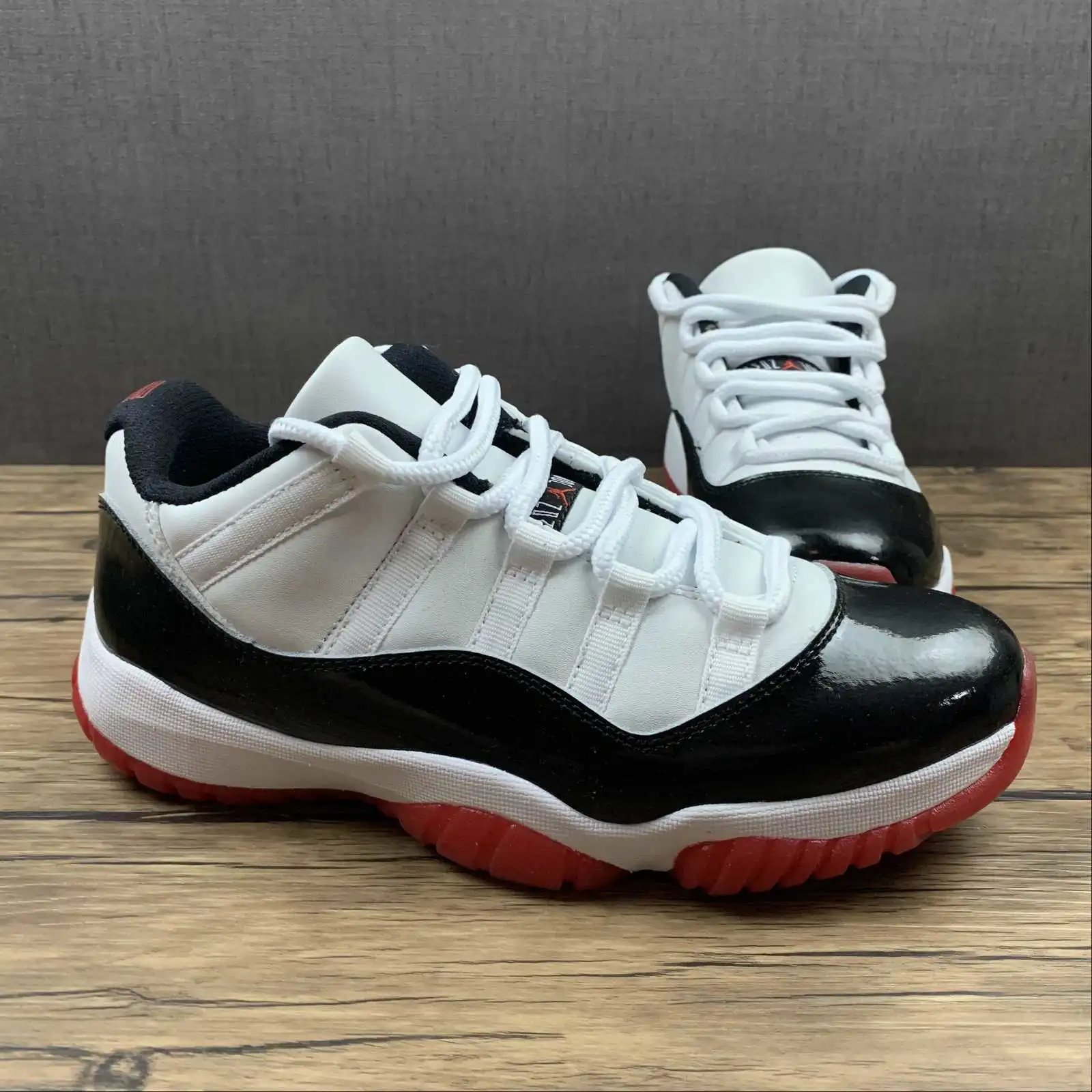 Air Jordan 11 AV2187-160 thumbnail 2