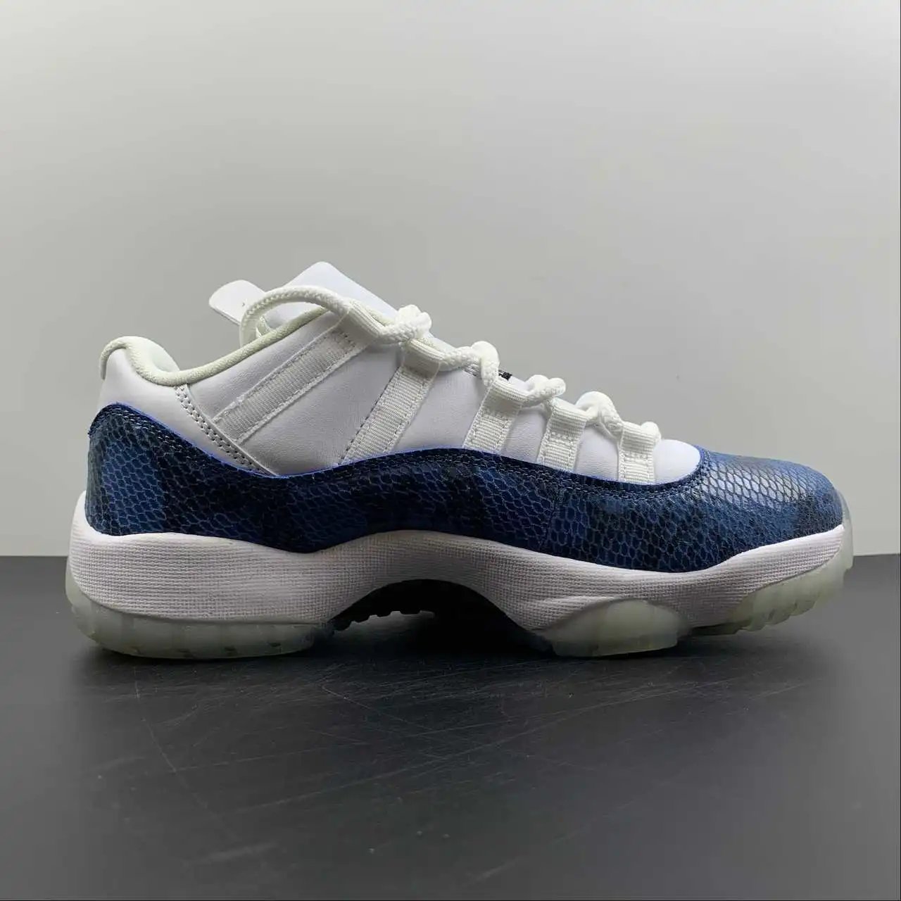 Air Jordan 11 CD6846-102 5