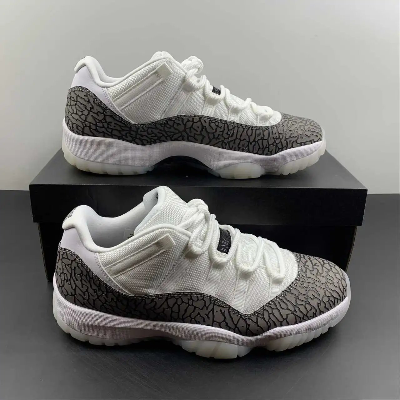 Air Jordan 11 AV2187-140