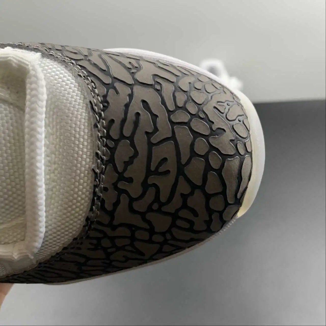 Air Jordan 11 AV2187-140 7
