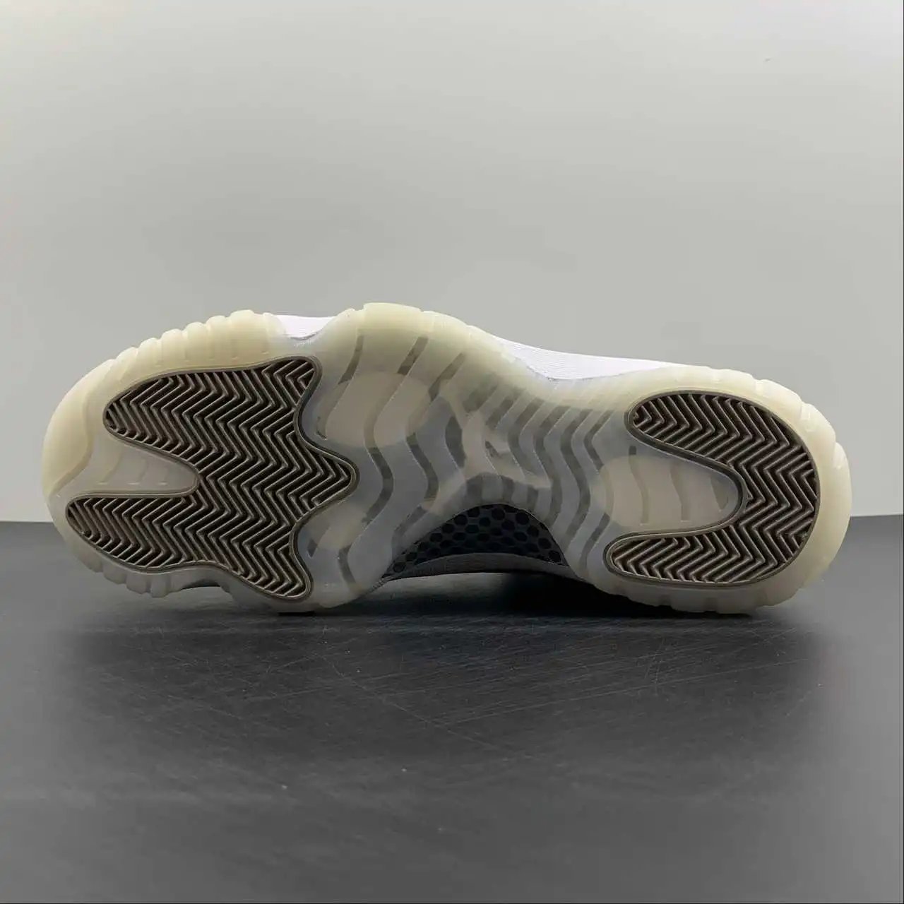 Air Jordan 11 AV2187-140 12