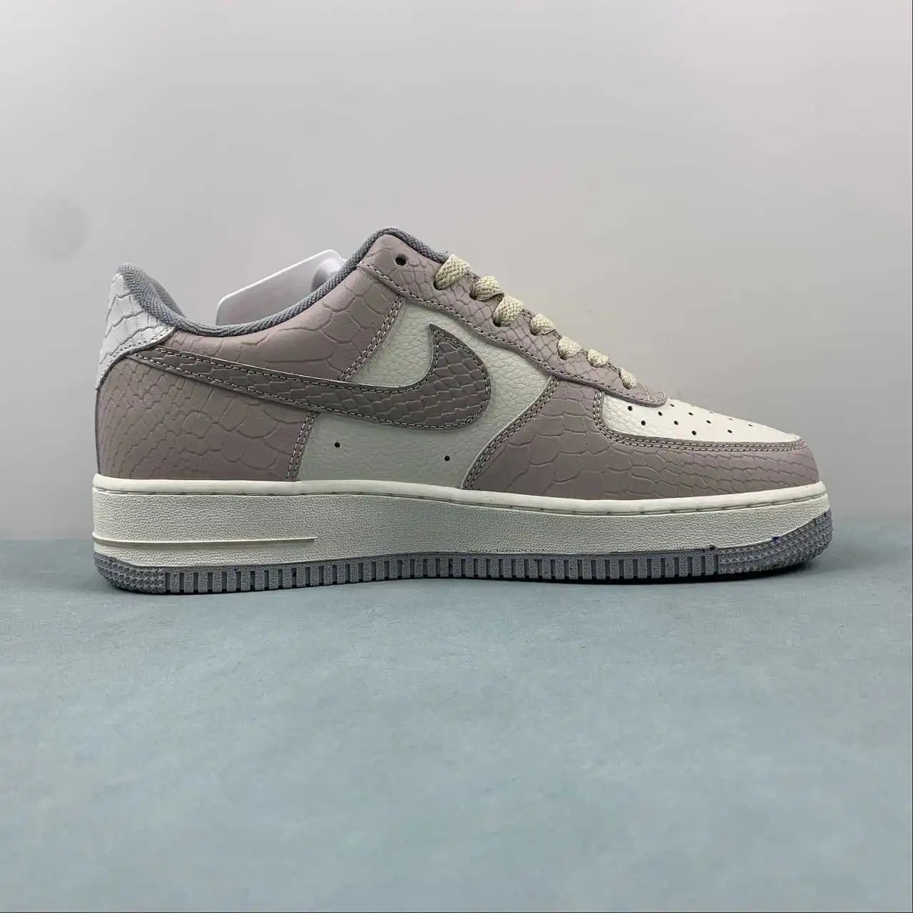 Nike Air Force 1 DX2678-100 thumbnail 4