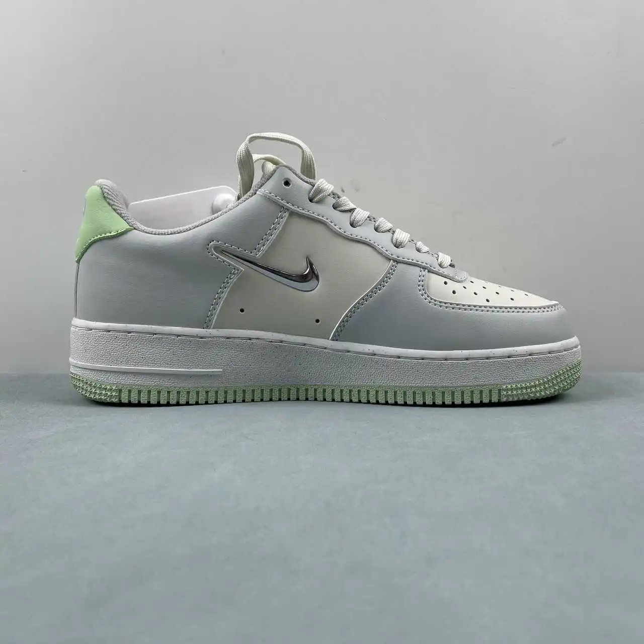 Nike Air Force 1 FN8540-001 thumbnail 4