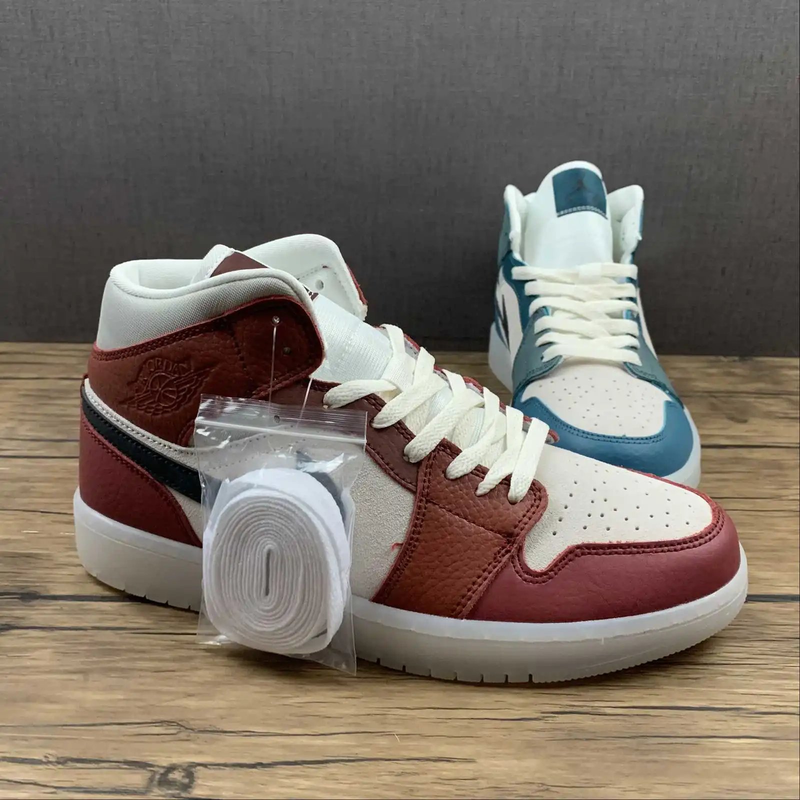 AJ1 Red Blue Mismatch – DM9601-200 thumbnail 2