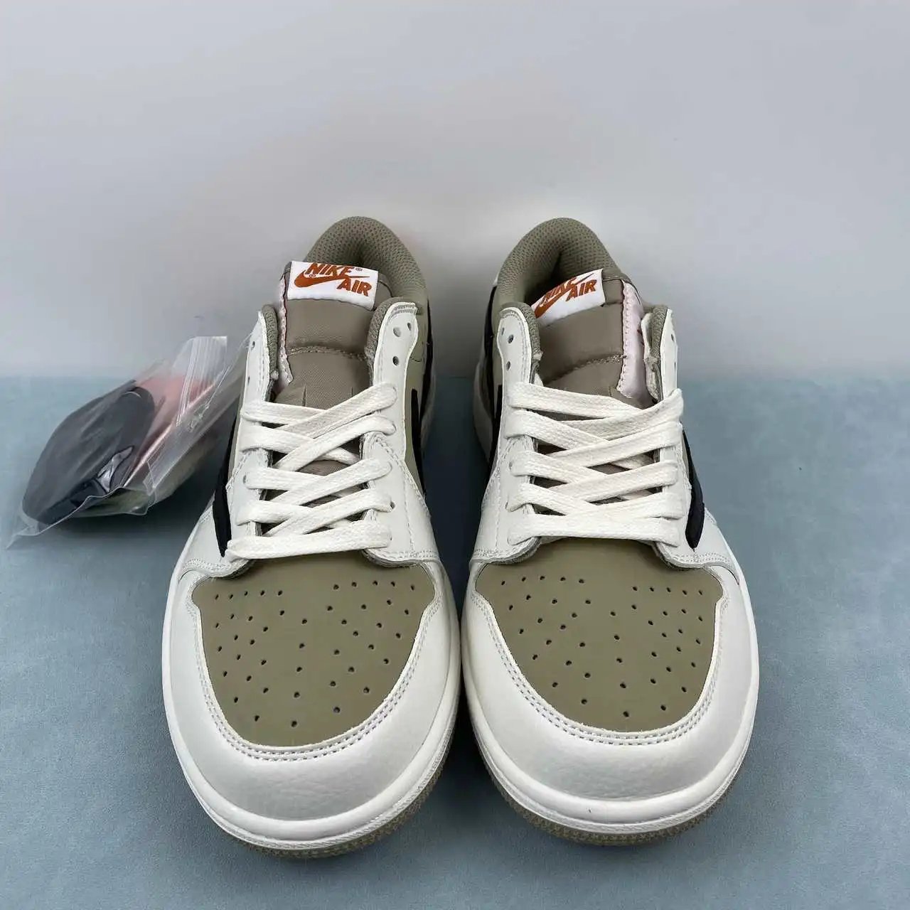 Air Jordan 1 Low DJ4137-701 thumbnail 3