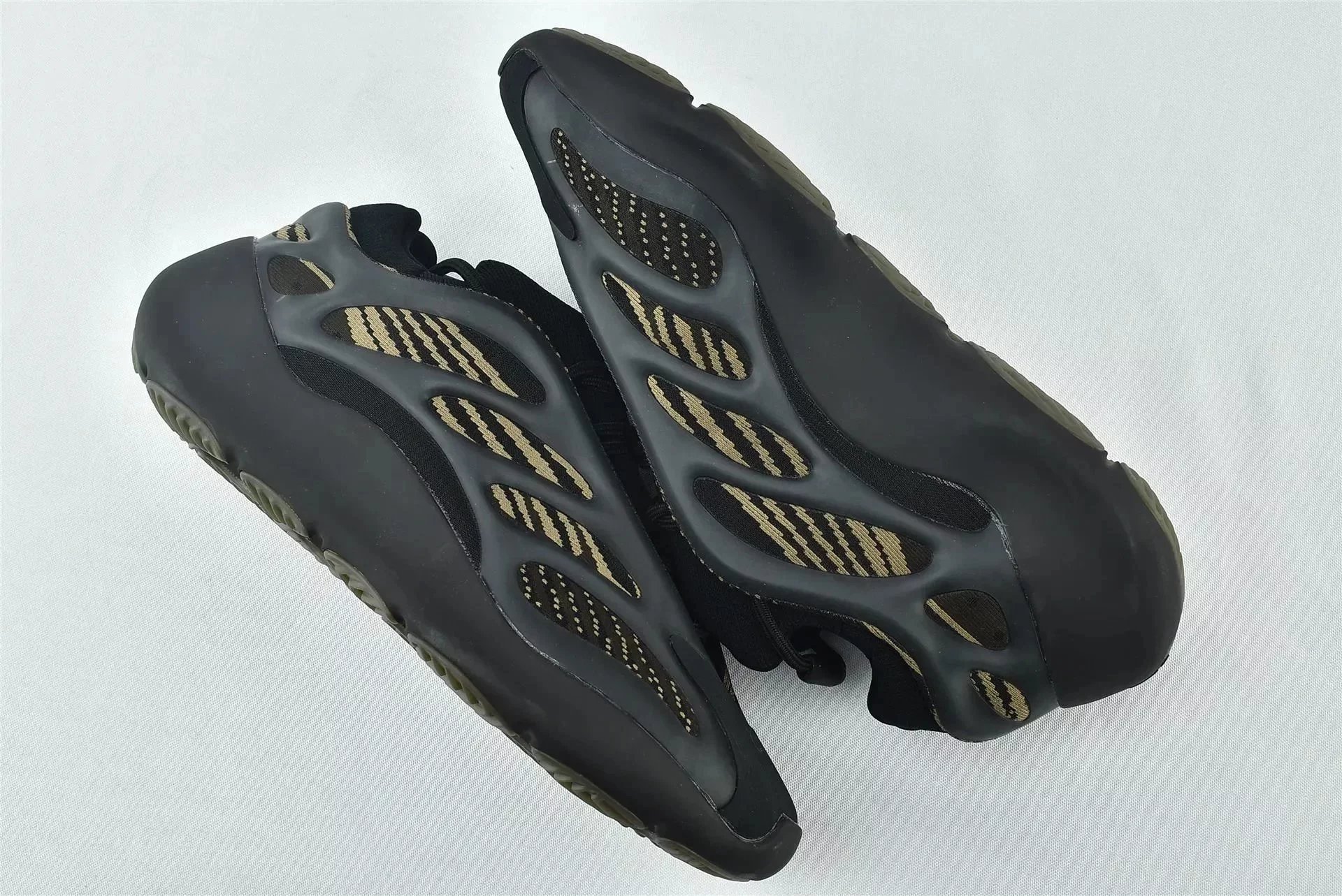 700V3 Black Gold