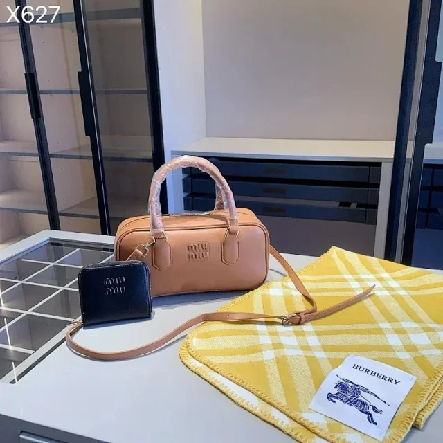 Louis Vuitton Handbags Three-piece handbag set with matching wallet and shoulder strap product detail image 3