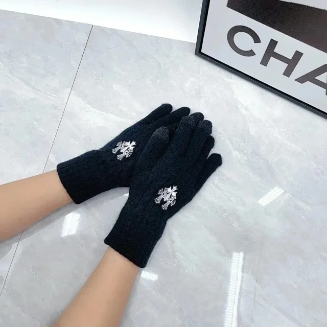 Unbranded Gloves Knitted with embroidered motifs product detail image 6