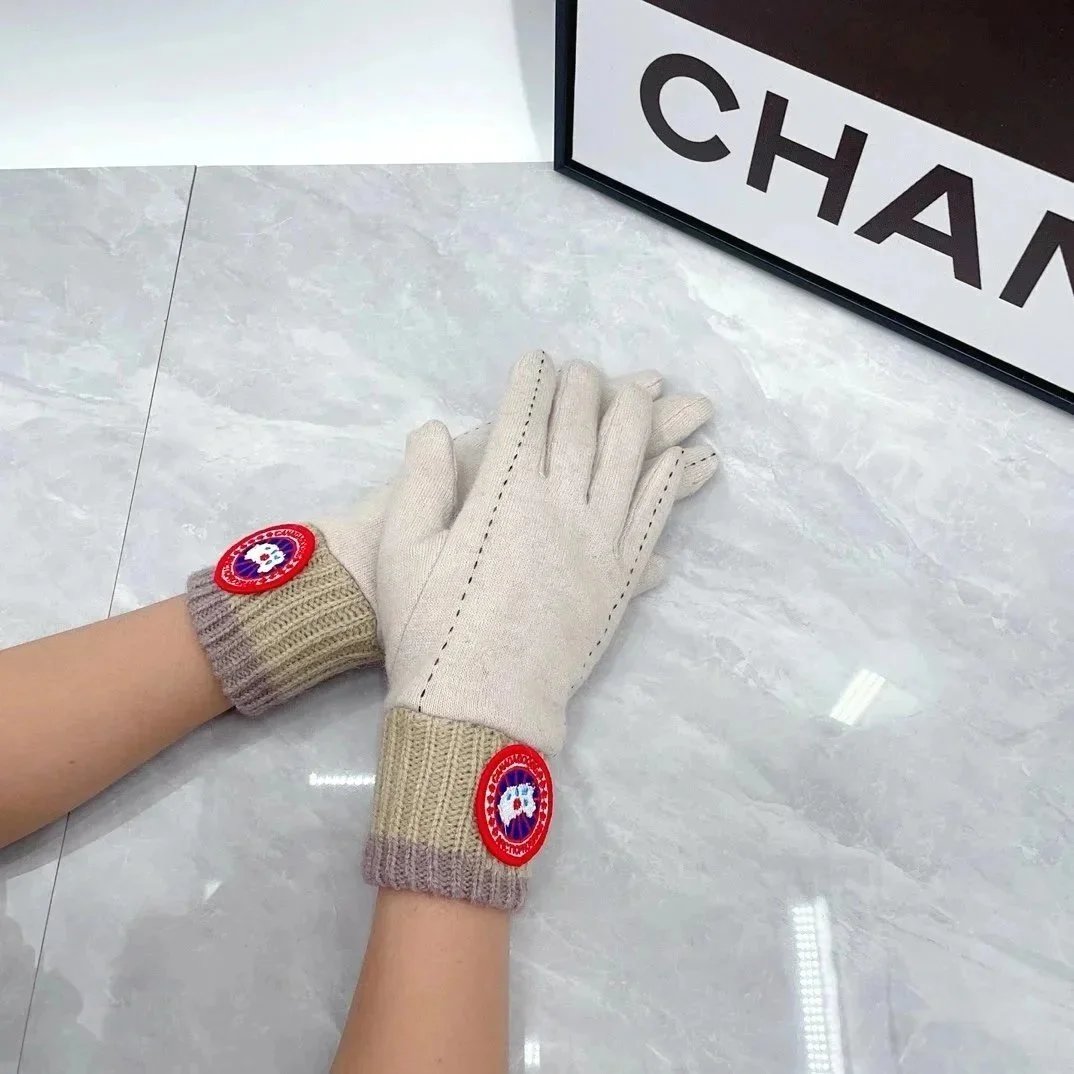 Canada Goose Knit Gloves Beige with Arctic Patch Gloves