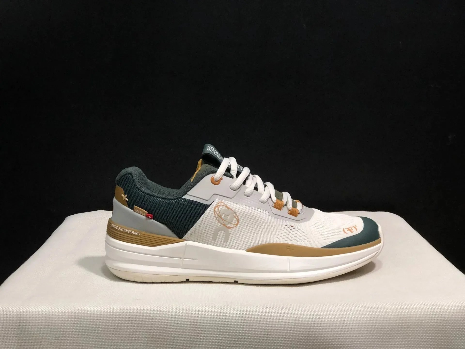 Kith x On Running Cloud X2 Swiss Engineering White Green Beige Sneakers Running Shoes