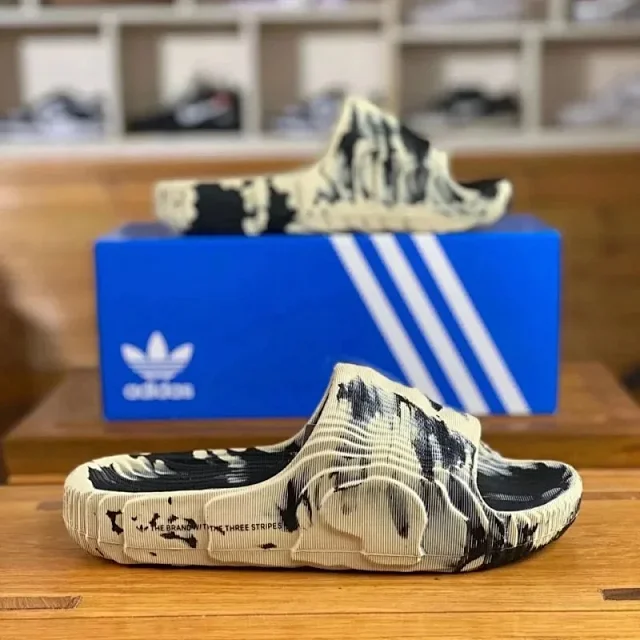 Adidas Slippers Ribbed Three-Stripe Slide product detail image 2