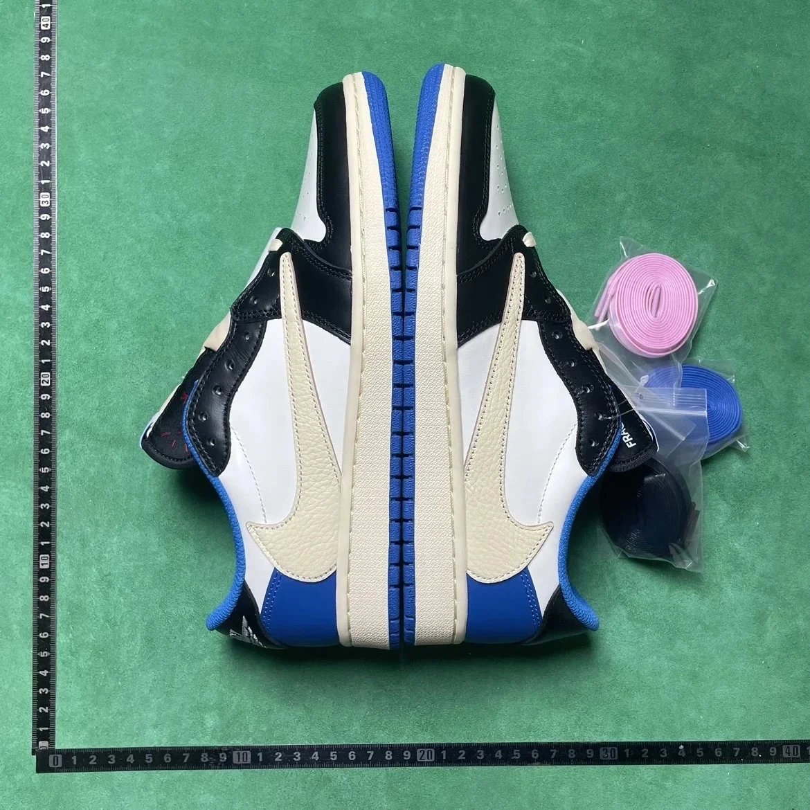 Travis Scott x Jordan Air Jordan 1 Low OG foto 2