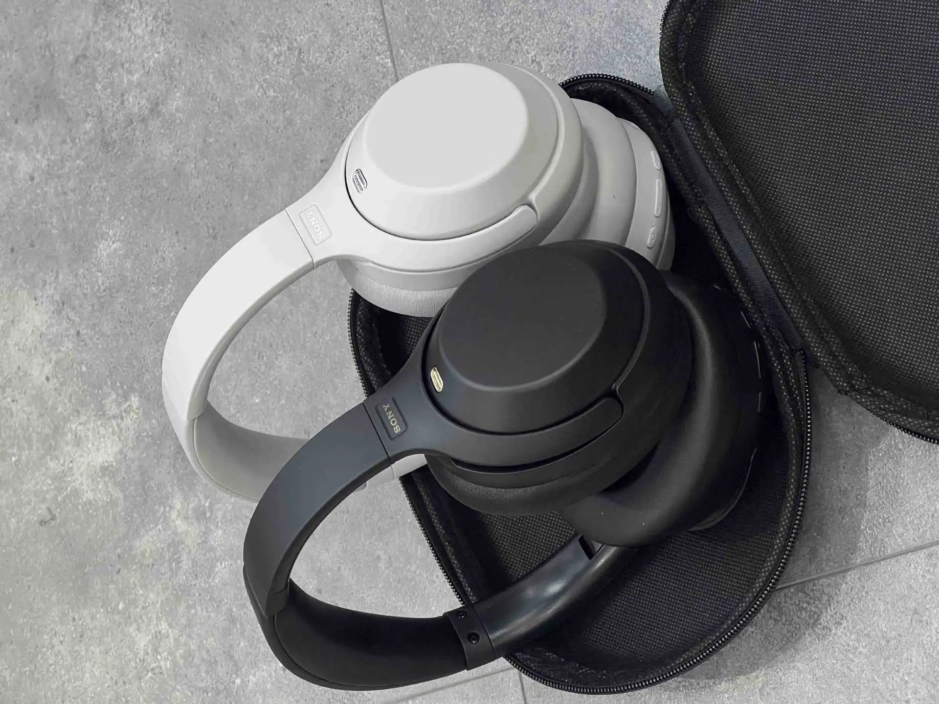 Design Sony WH-1000XM4 Black Wireless Noise-Canceling Over-Ear Headphones Over Ear Headphones - 10