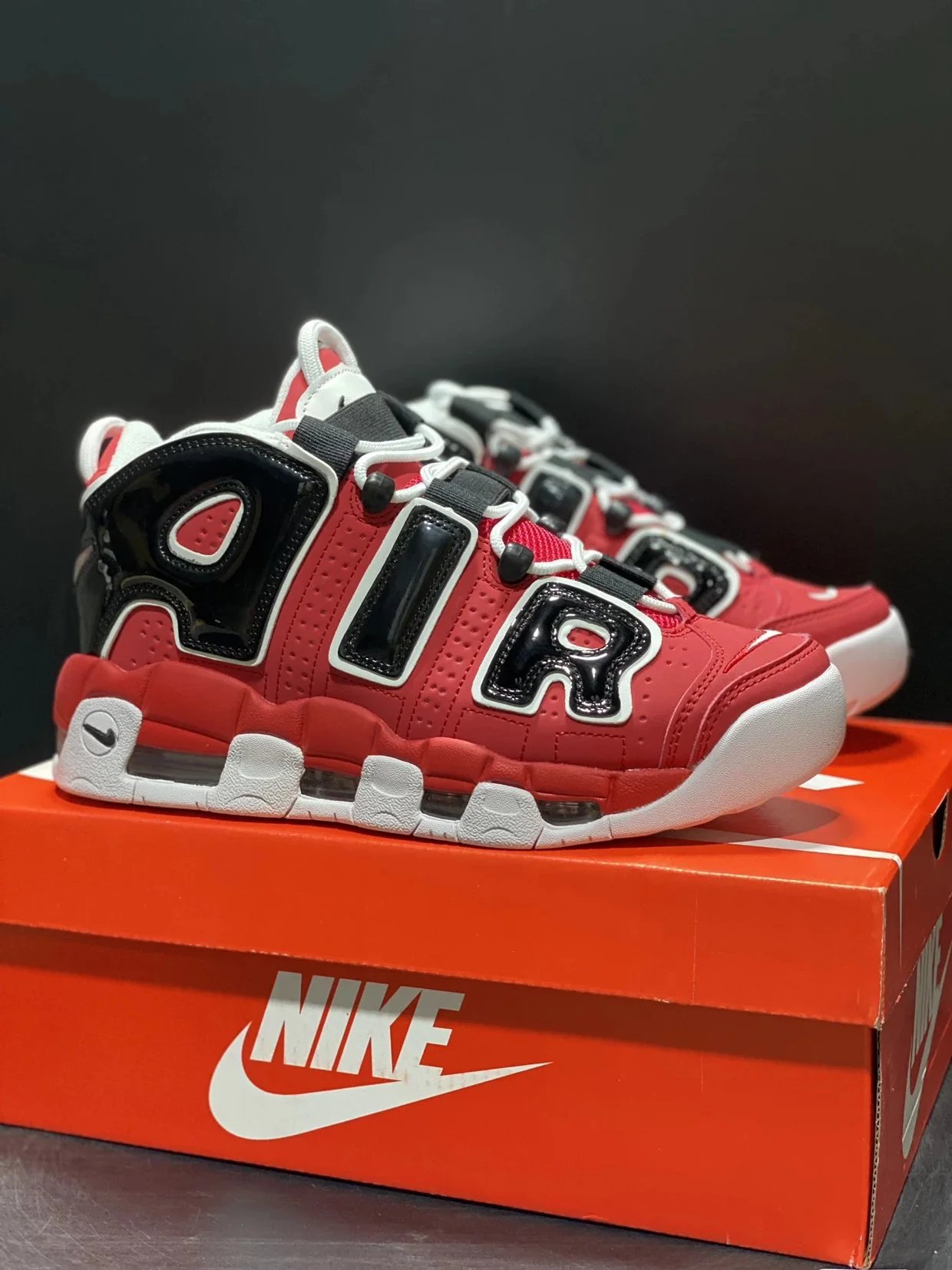 耐克L特价 Nike Air More Uptempo OG耐克 红黑 皮蓬全掌气垫篮球鞋#原楦原档案开发版型#采用一致牛培革鞋面材质#市面最为修正全掌真气垫模具#可视全掌透明中底气垫❗