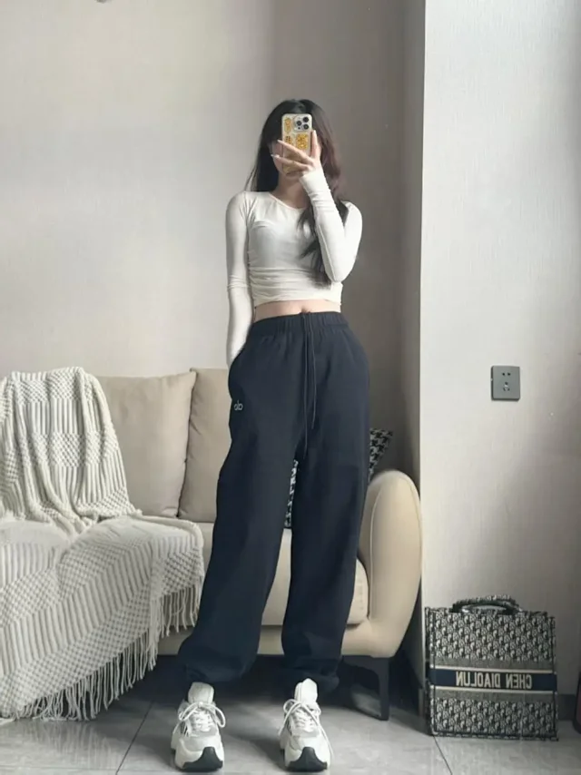 Alo Trousers Drawstring jogger sweatpants with elastic cuffs product detail image 11